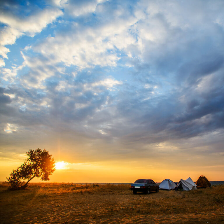 Camp de brousse au coucher du soleil